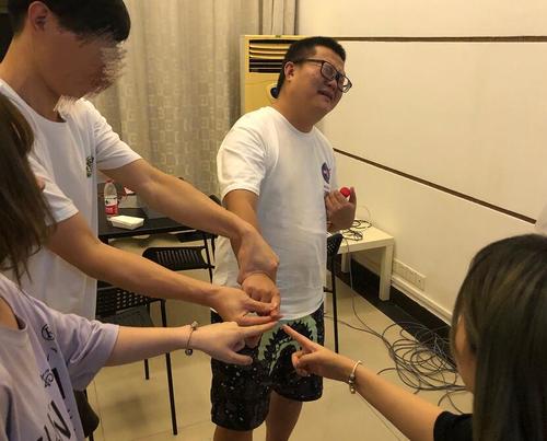 带带大师兄公开嘲讽薛之谦 一副戏谑表情暗示不懂婴儿