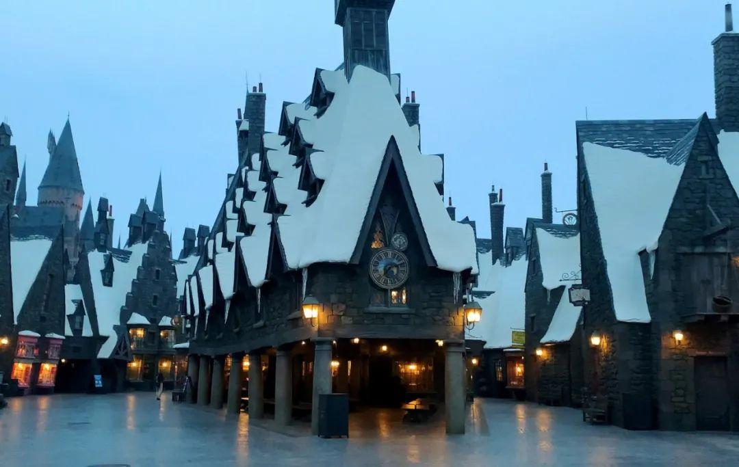 2 吸金逻辑 作为和迪士尼齐名的主题公园,环球影城同样坐拥"哈利波特"