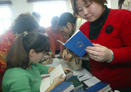 12月18日,一名"育婴师"领到自己的从业人员资格证书