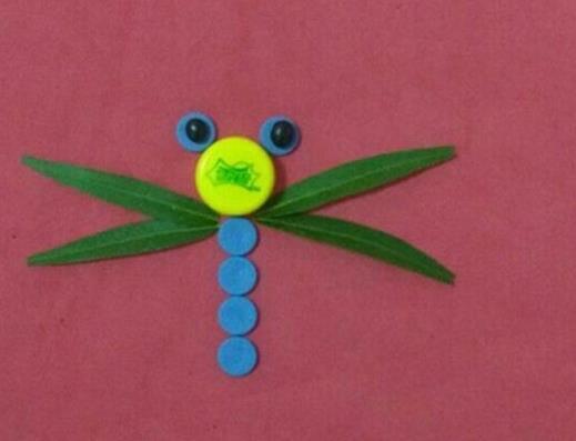 用瓶盖制作柳叶蜻蜓拼贴画的方法