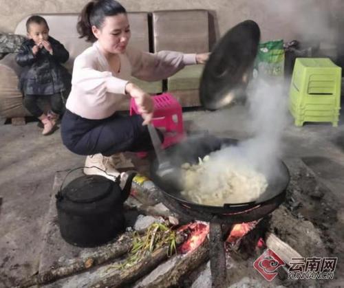 胡秀花:"脱贫路上党帮我,防疫战中我不掉队!