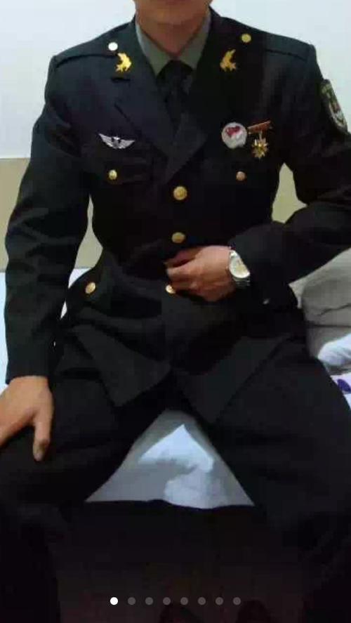 答案 陆军士兵的春秋常服和标志 但十有八九是假冒军人 1,领花带倒了