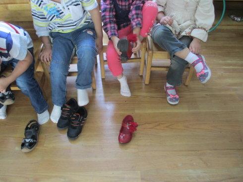 今天下午,我们又像往常一样检查小朋友的穿鞋情况,果不其然又有