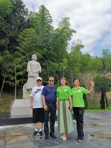 在醴陵名人袁昌英的塑像前宣誓,为把国家建设得繁荣昌盛,宏扬刻苦学习