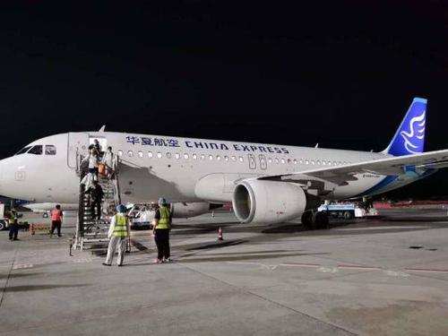 阿克苏机场迎来华夏航空首架空客a320过夜飞机
