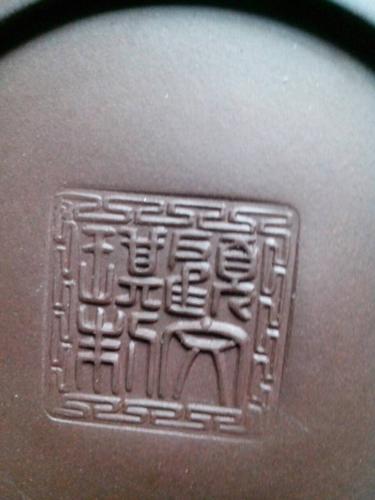 有两套宜兴方圆牌紫砂壶不知是谁做的,值不值钱