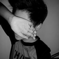 qq情侣头像盘腿捂脸