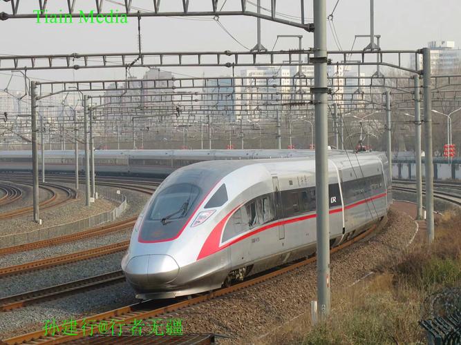 到了"双复兴"会车,"红神龙"与"黄金凤"是复兴号系列动车组