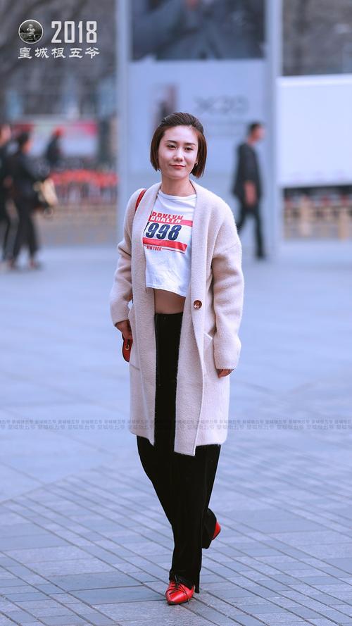 三里屯街拍美女各具特色 她们充满了魅力与时尚感