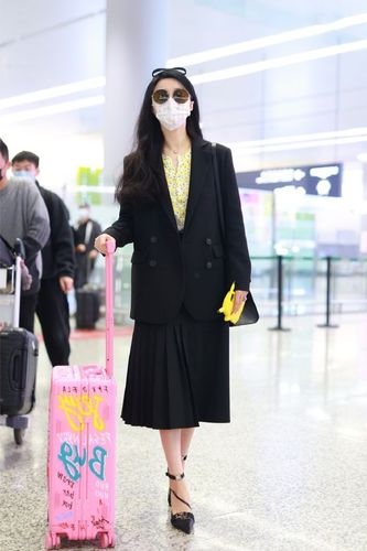 范冰冰真的好瘦,身穿西装搭半裙,却比年轻时更有韵味