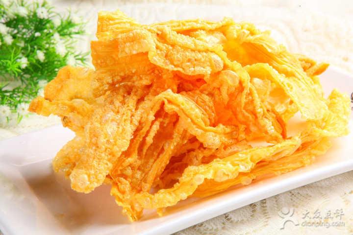 绝对是油炸腐竹啊,火锅最爱~辣锅,三鲜,番茄锅统统可以,一口下去.