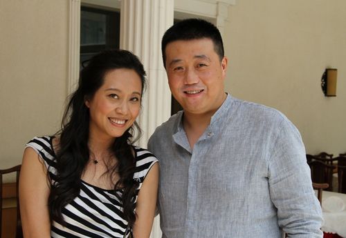 摄制组,看望并慰问了该剧导演韩赤飞,国内著名演员郭达,李文启,黑妹等