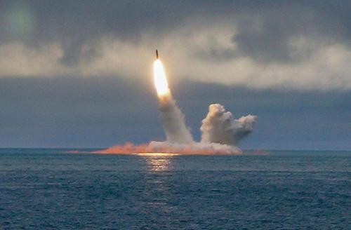 图为俄罗斯核潜艇发射导弹