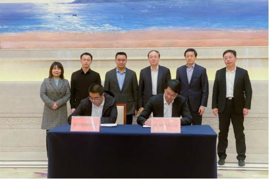 青岛西海岸新区副区长邵睿与金财云商总经理陈为签约签约大合照青岛西