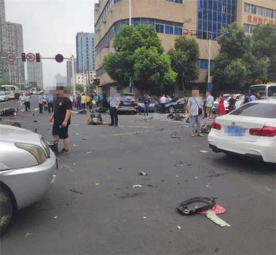 常州发生惨烈事故一奔驰撞倒半条路电动车多人受伤现场惨烈