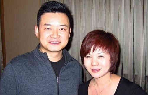 他被妈妈辈观众喜欢,不顾反对和同学结婚,如今42岁幸福美满