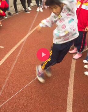 【抖音热门小视频】小女孩玩跳皮筋游戏