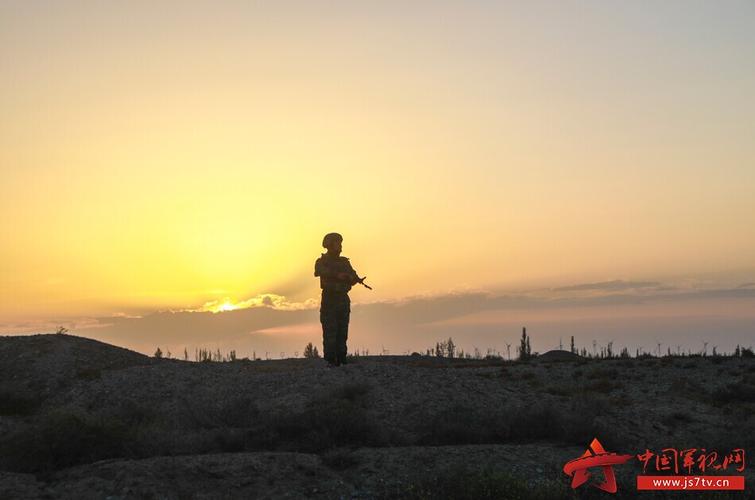 夕阳下,官兵坚守岗位