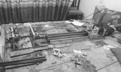 警方查获的用于加工制造枪管的拉线机