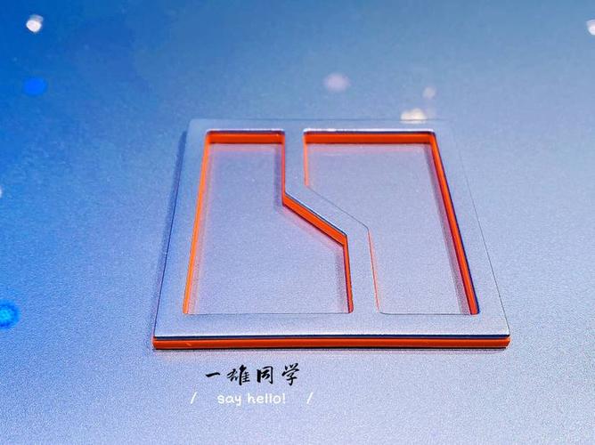 车前盖的极氪logo非常立体,橙色带来满满运动感前挡风玻璃小细节很