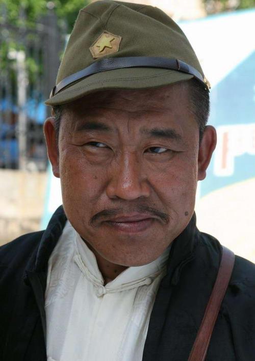 国家一级演员,荧幕"十大恶人之首",女儿嫌他丑,妻女貌美如花