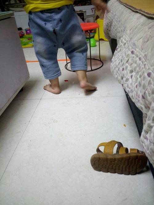 我儿子一岁八个月,看着脚那里有点往外撇,我小侄女是我妈自己带大的