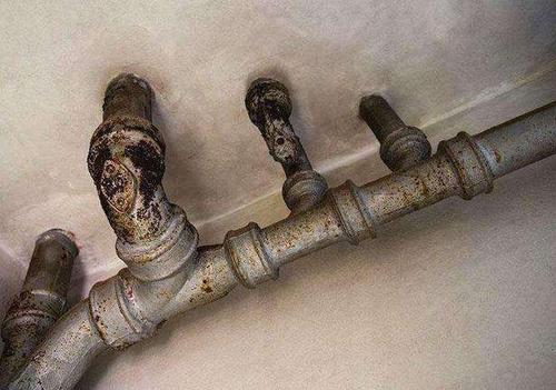 铁水管漏水用什么补