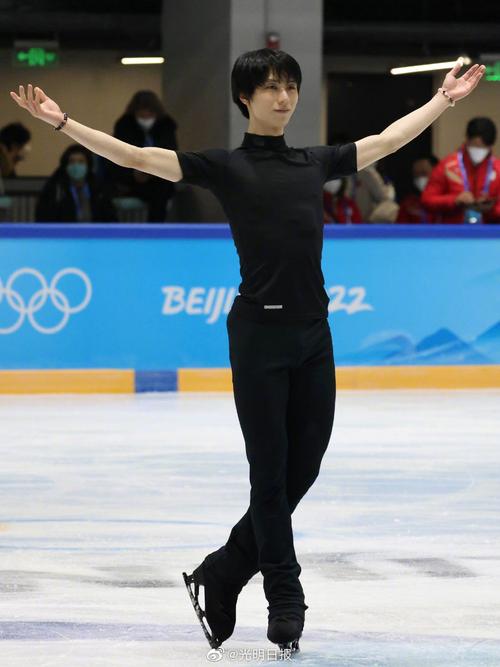 今天上午,日本花滑选手羽生结弦在首都体育馆花样滑冰训练馆中进行赛