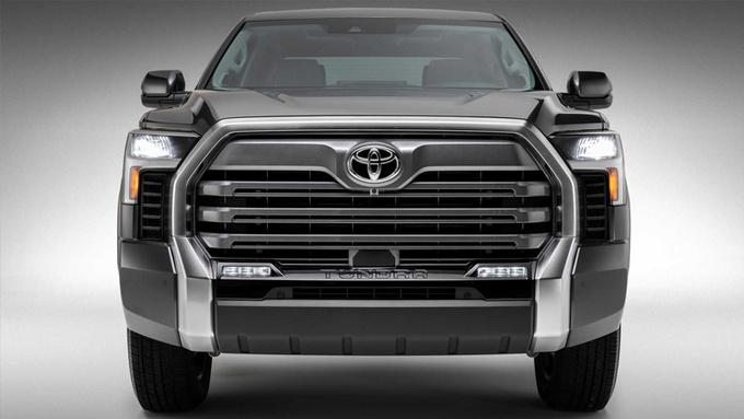 外观更具野性,配有混动版可选 相比现款车型,2022款丰田坦途的外观