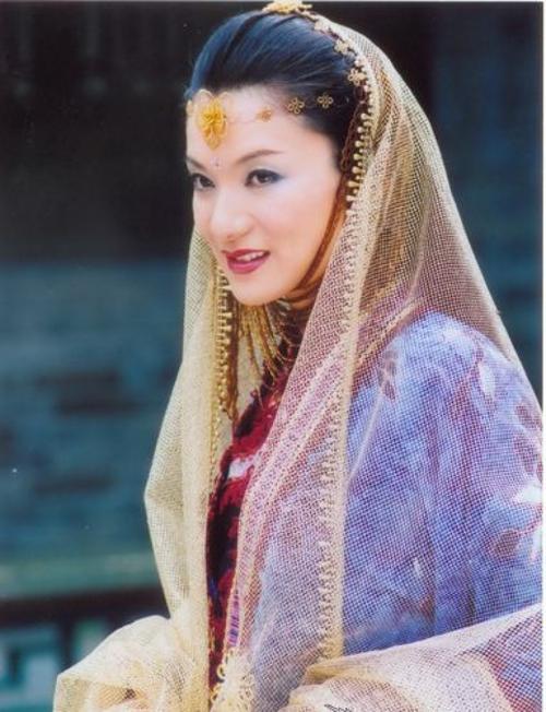 演员名叫阎青妤,生在北京,长在四川,也是中国第一代个体演员,就是不签