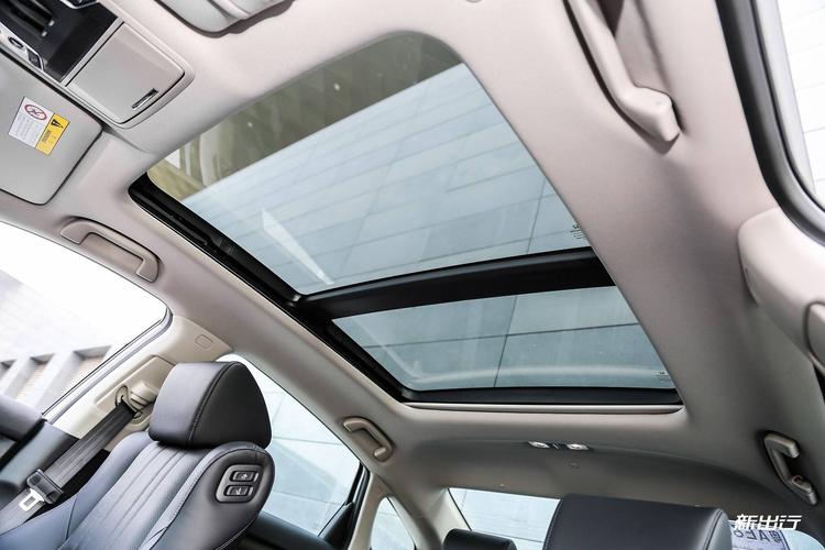 全景天窗也同样是在两款高配车型上才有配备