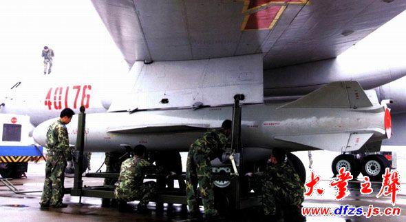 图文:轰六h加挂鹰击-63空射型反舰导弹