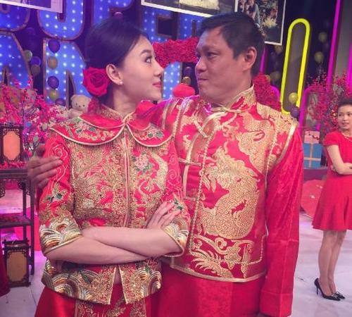去年,范志毅又和小自己17岁的舞蹈演员张梦瑾结婚,两人从2011年宣布