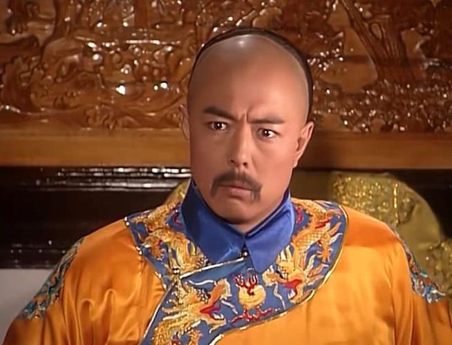 在古装电视剧《还珠格格》中,小燕子虽然带着紫薇的信物见到乾隆成