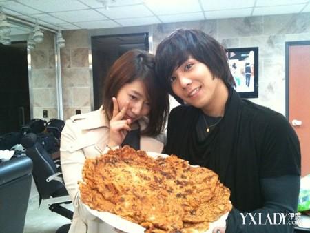 李弘基女友朴信惠是谁?快乐大本营"小两口"甜蜜瞬间(组图)