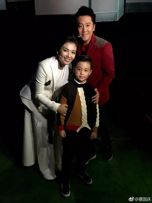 50岁蔡国庆全家近照,老婆超漂亮儿子帅气,真是人生大