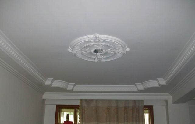 式的石膏线,这样设计整个空间的立体感很强,比设计吊顶造型的要好看