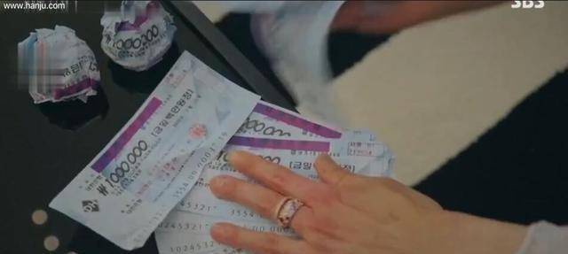 如果是四组家庭一起聚会呢?阔太太们的日常聚会聊些什么呢?