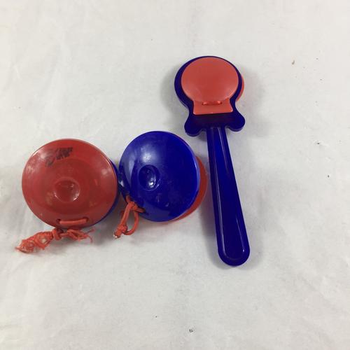 或放在手心,用另一只手拍发音 使用方法:用左手托住圆舞板,把唱歌的小