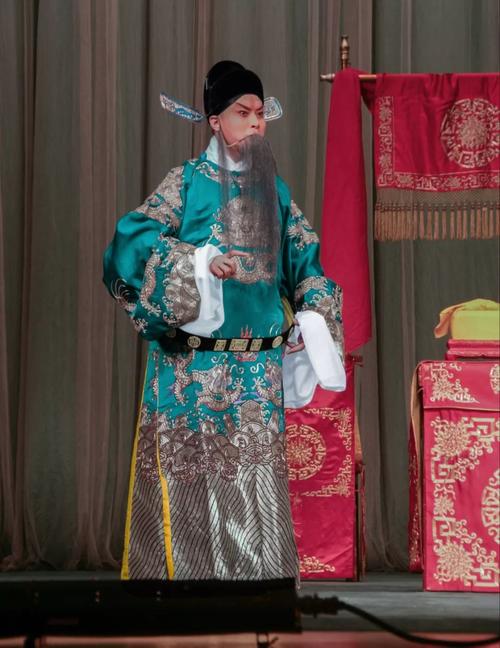 特邀名丑演员寇春华饰演汤勤