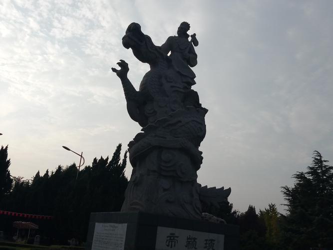 进入大门一座美丽的雕塑.迎入眼中,名为"帝颛顼".