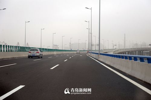 青岛新疆路高架首个早高峰 马路空旷车像过年