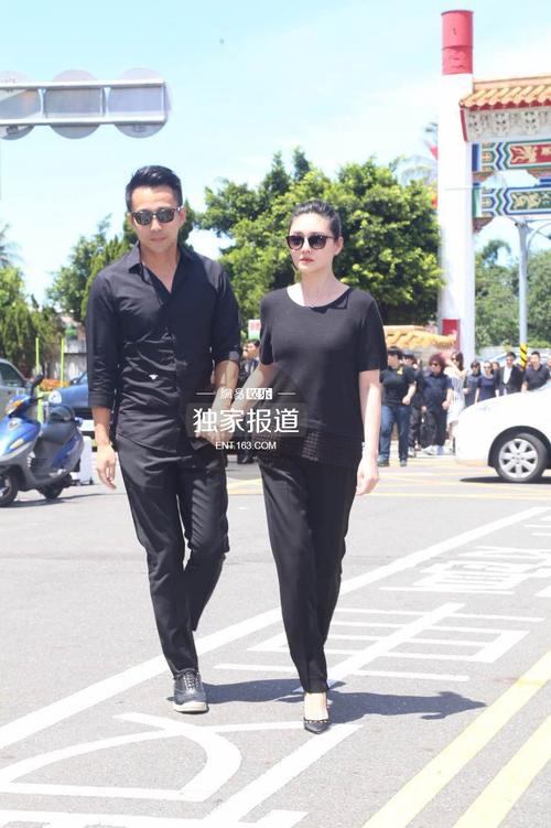 安钧璨告别仪式举行 大小s安以轩等现身悼念(组图)