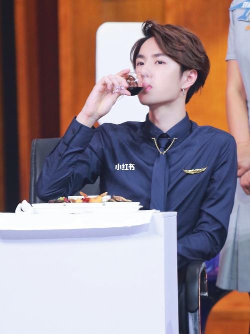 刚满十八岁就在节目上喝酒呢_王一博_娱乐_明星娱乐