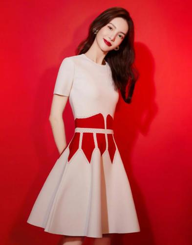 金晨不仅拥有"舞蹈家"的身材,还是绝对的时尚精