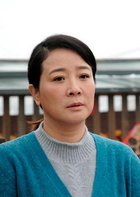 木兰一直在家照顾爷爷,木兰弟媳为了 木兰妈妈是由王振宏导演,陈小艺