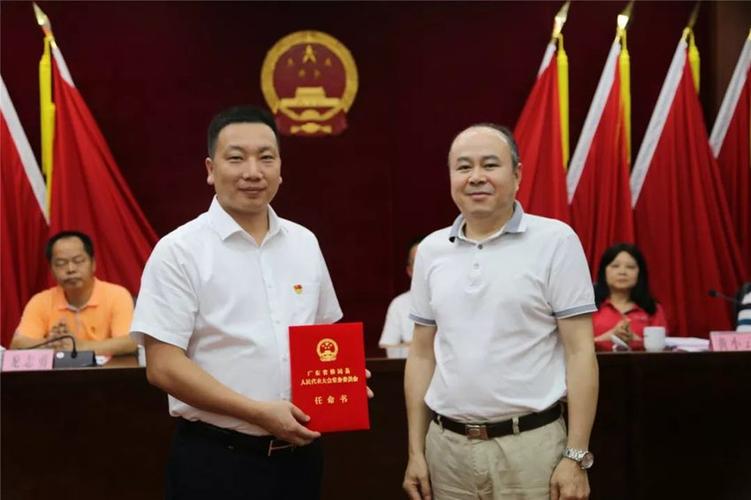 谭兵向新当选人员颁发了任命证书,谢振权作为代表在会上宣读了任职