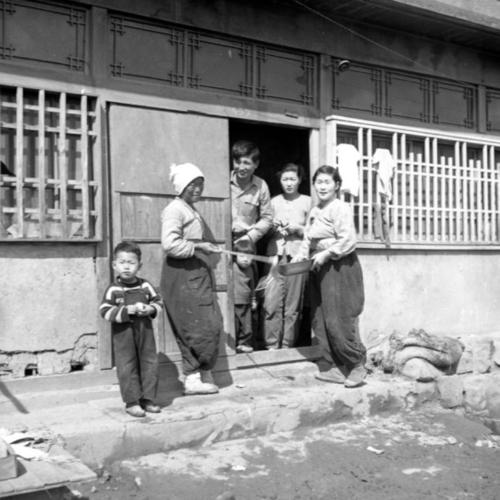 1950年代停战后的韩国,美军还没撤走,女人们跟他们很亲近