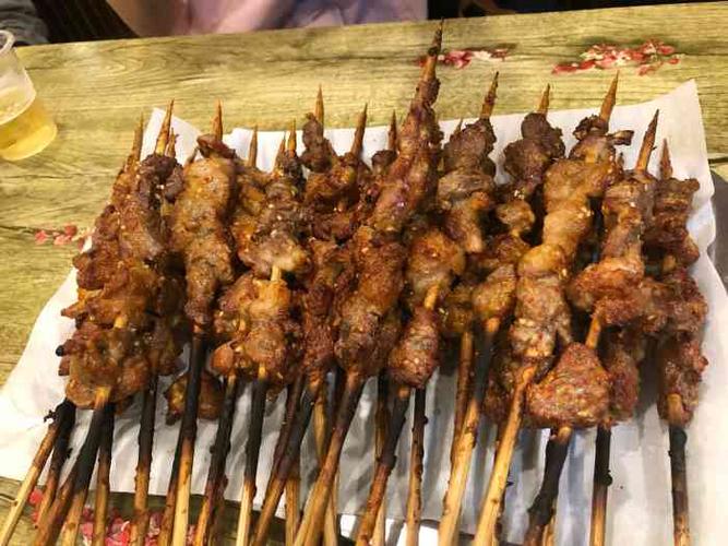 新疆阿卜美味烤羊肉串-"路边烧烤摊,新疆人开的,追求环境的就别来.