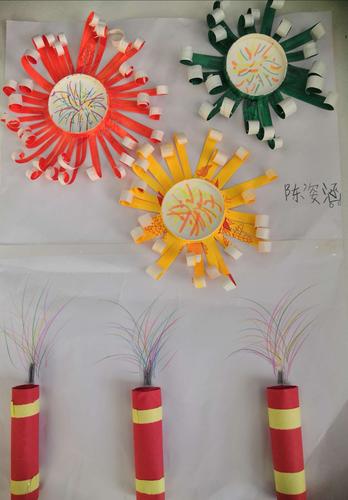 普通的瓶盖,纸杯,彩纸在一二年级同学们灵巧的双手中变成精美的手工